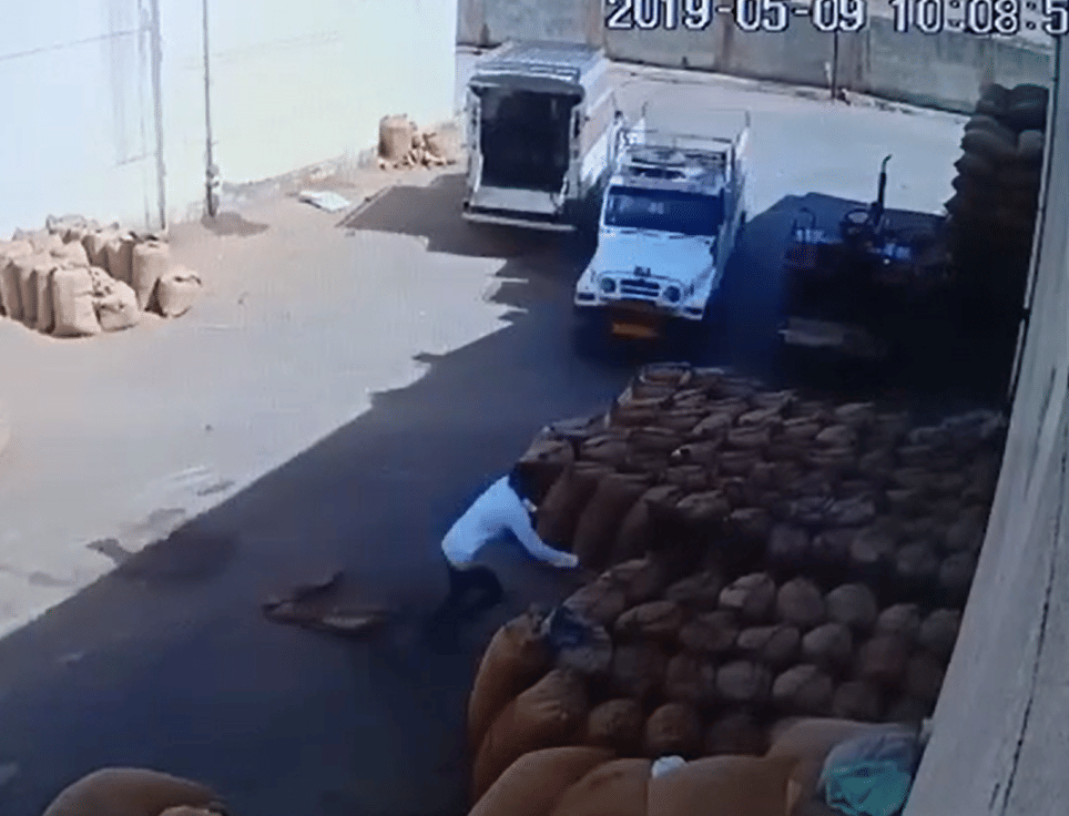 VIDEO: જો આ વ્યક્તિએ સમય સૂચકતા ન દેખાડી હોત તો ગંભીર દુર્ઘટનાનો શિકાર બની જવાનો હતો, CCTVમાં કેદ થઈ સમગ્ર ઘટના