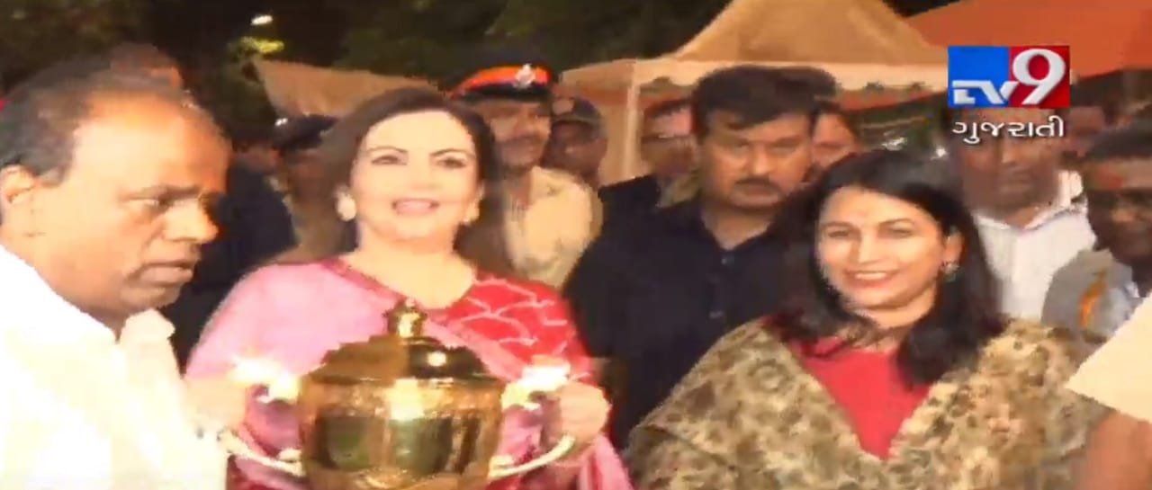 મુંબઈ ઈન્ડિન્સની જીત બાદ નીતા અંબાણી ટ્રોફી સાથે સિદ્ધિવિનાયકના મંદિરે પહોંચ્યા, ગણેજીના ચરણોમાં અર્પણ કરી ટ્રોફી