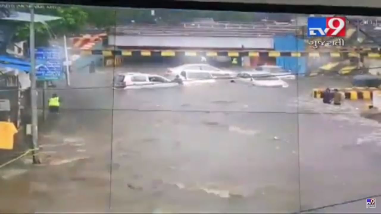 મુંબઈમાં પડ્યો એવો વરસાદ કે વાહનો પણ ડૂબી ગયા, જુઓ VIDEO