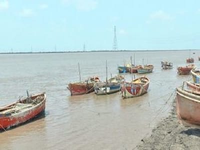 વાયુ ચક્રવાતને લીધે માછીમારોને ઘરમાં ચૂલો સળગાવવા માટે પણ ફાંફા