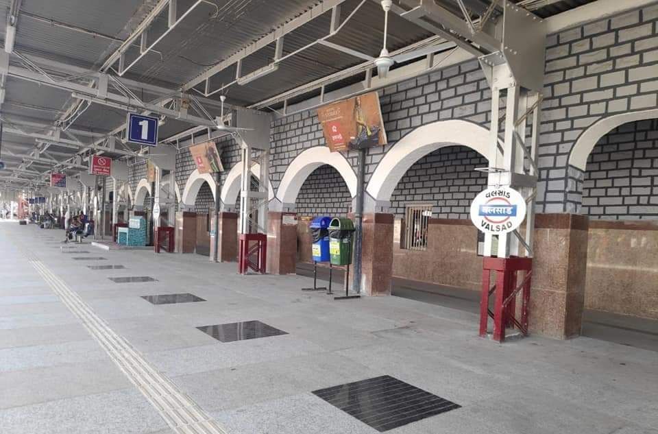 ગુજરાતના આ રેલવે સ્ટેશનને જોઈને તમારુ દિલ ખૂશ થઈ જશે, જુઓ PHOTOS