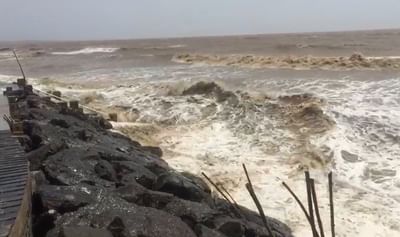 વાયુ વાવાઝોડાનો પ્રભાવ ઘટ્યો પણ તિથલના દરિયામાં ઉછળ્યા ઉંચા મોજા, જુઓ VIDEO