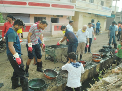 કલેકટર પોતે જ ગટરમાં ઉતરીને કરે છે શહેરની ગંદકી સાફ, મુખ્યમંત્રીએ પણ કર્યા વખાણ