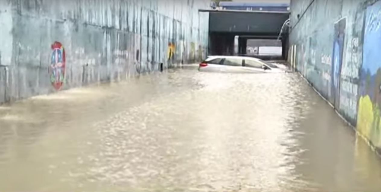 રાજકોટમાં ભારે વરસાદને કારણે ગરનાળામાં ડૂબી કાર, જુઓ VIDEO