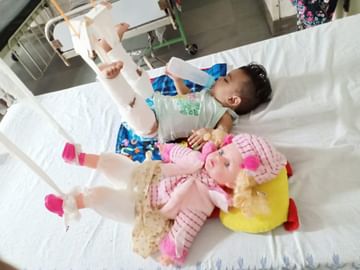 11 માસની માસૂમ બાળકી સાથે તેની ઢીંગલી પણ હોસ્પિટલમાં દાખલ, જુઓ PHOTO