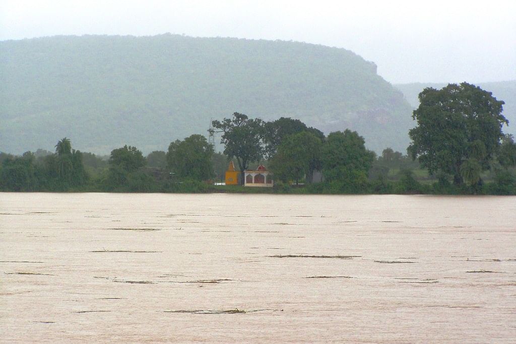 ભારે વરસાદના લીધે ગુજરાતની નદીઓ બે કાંઠે, જુઓ VIDEO