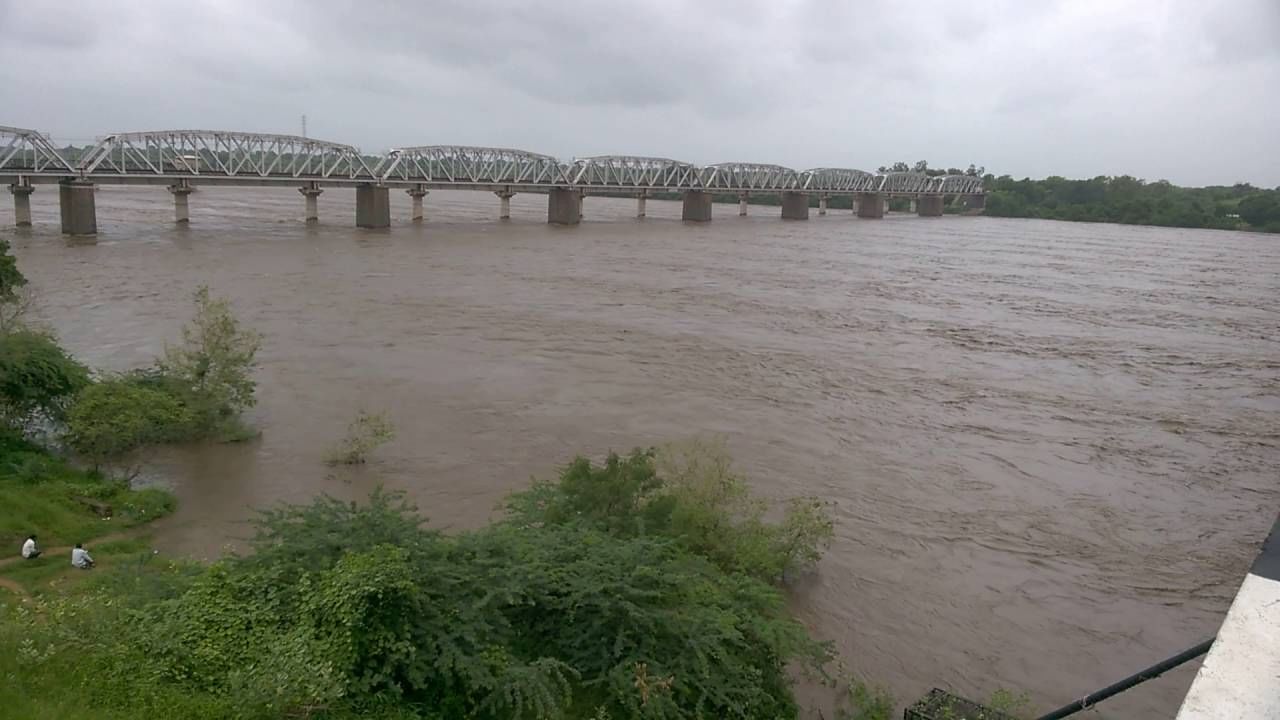 VIDEO: મહી નદી વહી રહી છે બે કાંઠે, ઠાસરા અને ગળતેશ્વર નદીકાંઠાના વિસ્તારોને કરાયા સાવચેત