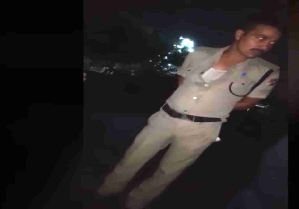 પોલીસ કર્મચારી નશામાં ધૂત થઈને માગે છે દારુની બોટલ, જુઓ VIDEO