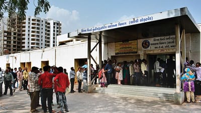 ટ્રાફિકના નવા નિયમો લાગુ થતા RTO કચેરીમાં ભારે ભીડ, જુઓ VIDEO