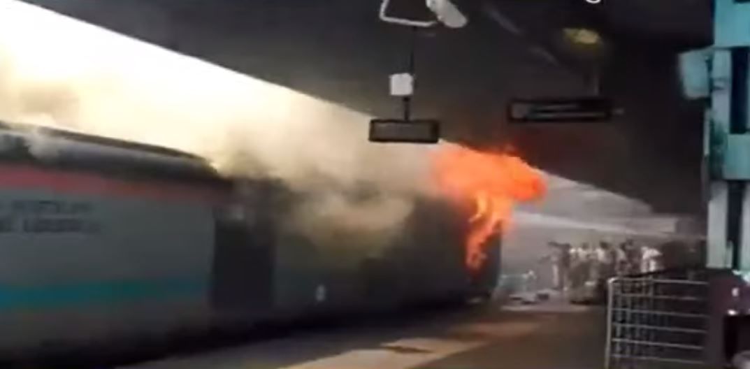 નવી દિલ્લી રેલવે સ્ટેશન પર ટ્રેનમાં લાગી આગ, જુઓ LIVE VIDEO
