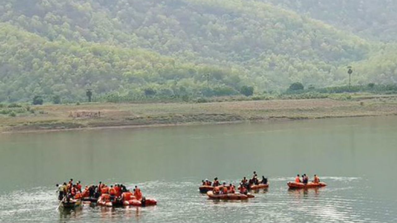 VIDEO: દેવીપટનમ નજીક ગોદાવરી નદીમાં બોટ પલટી જતા 12 લોકોના મોત, 62 મુસાફર હતા સવાર