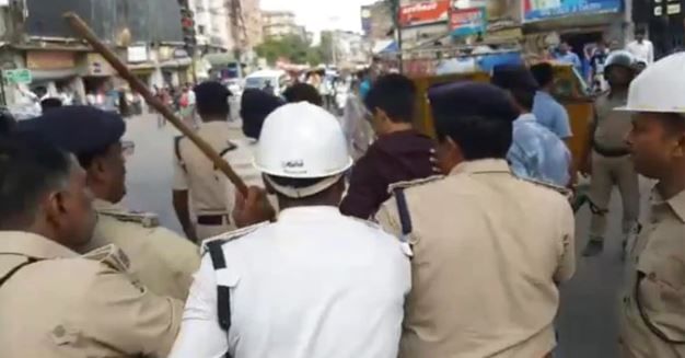 ટ્રાફિક પોલીસ અને લોકો વચ્ચે મેમો ફાડવા બાબતે થઈ મારામારી, જુઓ VIDEO