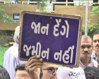 બુલેટ ટ્રેનની જમીન સંપાદનની કામગીરી સામે નવસારીના ખેડૂતોનો ભારે વિરોધ, ગણાવ્યું ગેરબંધારણીય પગલું