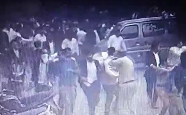 દિલ્હી: કાયદાના ધજાગરા ઉડ્યા, મહિલા DCPને વકીલોના ટોળાએ માર માર્યો, જુઓ VIDEO