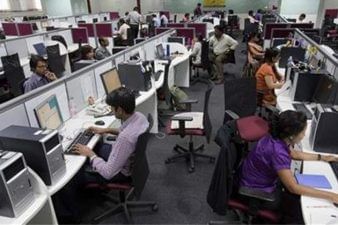 VIDEO: ઓનલાઈન હાજરી અમલી બનાવતાં સરકારી કર્મચારીઓ હડતાળ પર ઉતર્યા