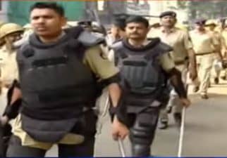 અમદાવાદમાં હિંસા બાદ સુરત પોલીસ સજ્જ! શહેરના મોટાભાગના વિસ્તારોમાં ફ્લેગ માર્ચ, જુઓ VIDEO