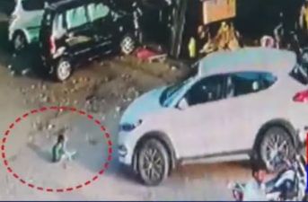 વડોદરાઃ કાર નીચે બાળકના મોતનો કેસ, પોલીસે કારચાલક તબીબની કરી ધરપકડ, જુઓ VIDEO