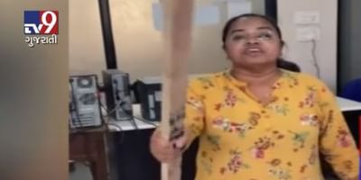 મામલતદાર મેડમને આવ્યો ગુસ્સો અને ઉઠાવી લીધો દંડો, જુઓ વાઈરલ વીડિયો