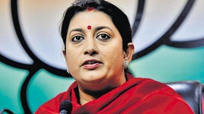 JNUના વિદ્યાર્થીઓએ સુરતના યુવાનો પાસેથી શીખ લેવી જોઈએ: સ્મૃતિ ઈરાની