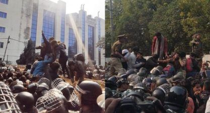 CAAના વિરોધમાં જામિયાના વિદ્યાર્થીઓની માર્ચ પોલીસે બેરિકેડ લગાવી અટકાવી