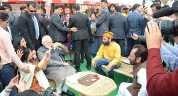 PM મોદી પહોંચ્યા હુનર હાટ, લિટ્ટી ચોખાની મજા માણી અને લોકોની સાથે સેલ્ફી પડાવી, જુઓ PHOTOS