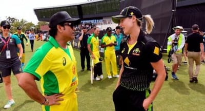 મહિલા બોલરે આપી ચેલેન્જ તો સંન્યાસ હોવા છતાં સચિન ઉતર્યા મેદાનમાં, જુઓ VIDEO