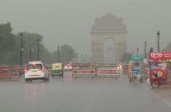 દિલ્હી: ઉનાળાના દિવસોમાં મૂશળધાર વરસાદ, કેટલીક જગ્યાએ પડ્યા કરા, જુઓ VIDEO