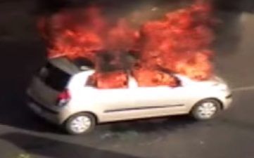 રાજકોટઃ કારમાં લાગી ભીષણ આગ! જુઓ VIDEO