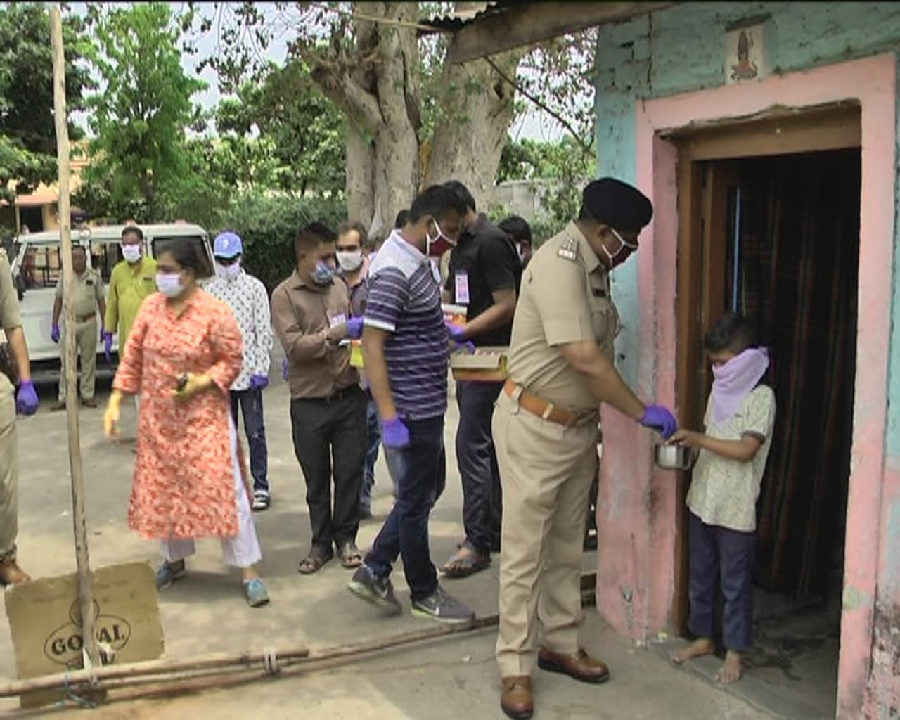 આણંદ: પોલીસનો બાળપ્રેમ! સ્લમ વિસ્તારોમાં ચોકલેટ અને વેફરનું વિતરણ કરવામાં આવ્યું