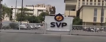 અમદાવાદ: SVP હોસ્પિટલમાં રેસિડેન્ટ ડૉક્ટર્સ હડતાળના મૂડમાં, તમામ રેસિડેન્ટ ડૉક્ટર SVP હોલમાં એકઠા થયા