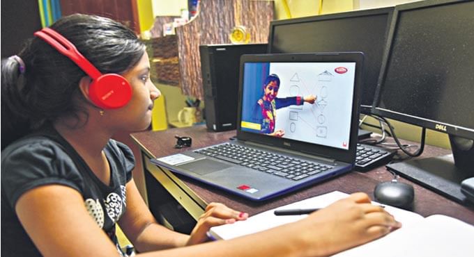 વડોદરા: ખાનગી શાળાઓ દ્વારા વસુલવામાં આવતી ફી અને ઓનલાઈન શિક્ષણ સામે મહિલાઓ નારાજ