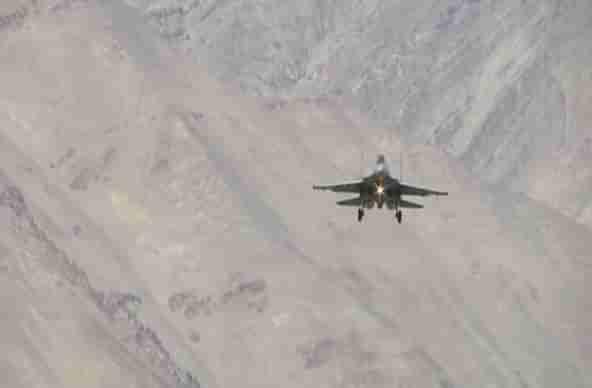 ભારત-ચીન સરહદ પર જોવા મળી સૈન્ય તાકાત, સુખોઈ અને મિગ ફાઈટર વિમાનોએ ભરી ઉડાન