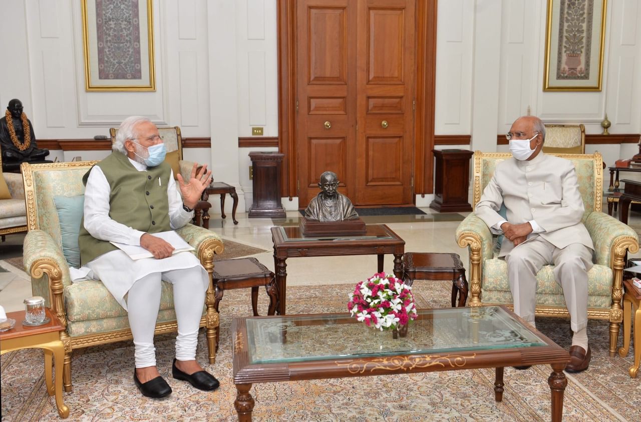 PM મોદીએ રાષ્ટ્રપતિ રામનાથ કોવિંદ સાથે કરી મુલાકાત, રાષ્ટ્રીય અને આંતરરાષ્ટ્રીય મુદ્દા પર થઈ ચર્ચા