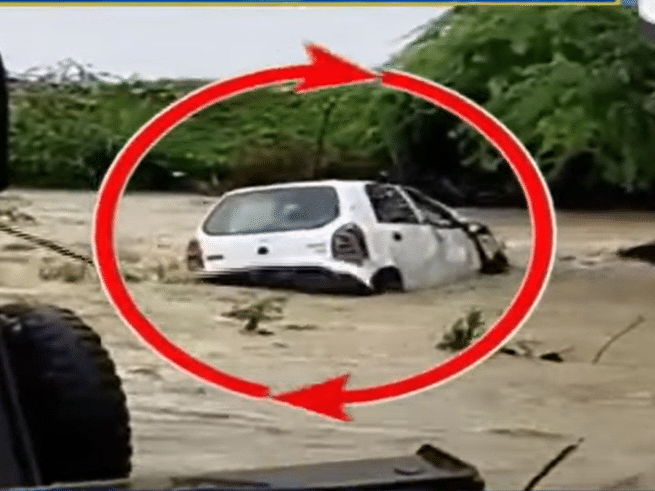 VIDEO:હૈદરાબાદમાં પાણીના વહેણમાં તણાઇ એક કાર, કારમાં ત્રણ લોકો હતા સવાર