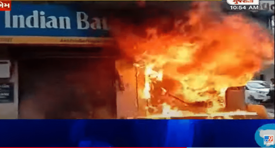 અમદાવાદ: CTM પાસે ઈન્ડિયન બેંકના ATM માં લાગી આગ, જુઓ VIDEO