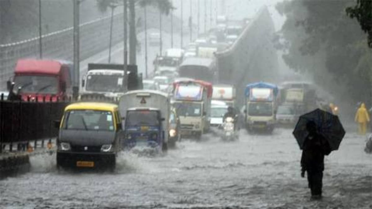મુંબઈમાં મુશળધાર વરસાદ, હવામાન વિભાગે લોકોને ઘરમાં જ રહેવા કરી અપીલ