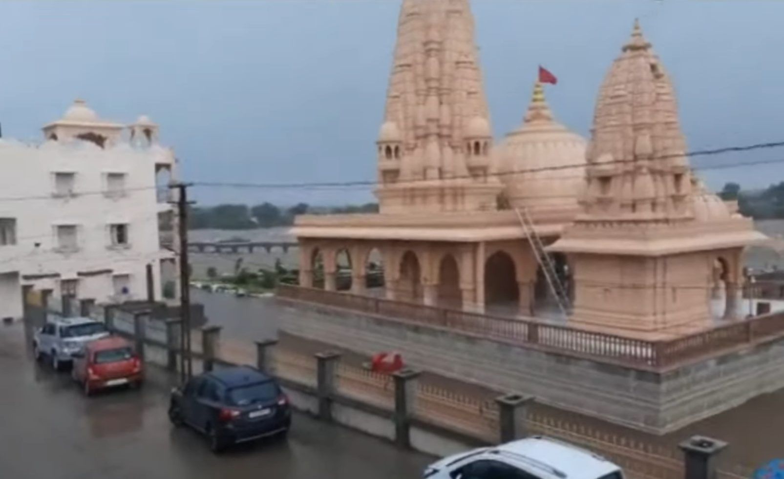 જામજોધપુરમાં વરસ્યો ધોધમાર વરસાદ, સિદસર ઉમિયાધામ મંદિર કેમ્પસમાં પણ ભરાયા પાણી, જુઓ VIDEO