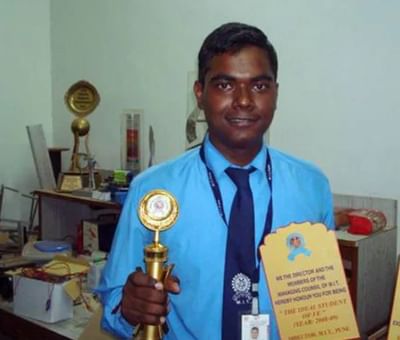 Friendship Day: પંચરની દુકાન પર કરતા હતા કામ, મિત્રોએ ભરી ફી, બની ગયા IAS અધિકારી