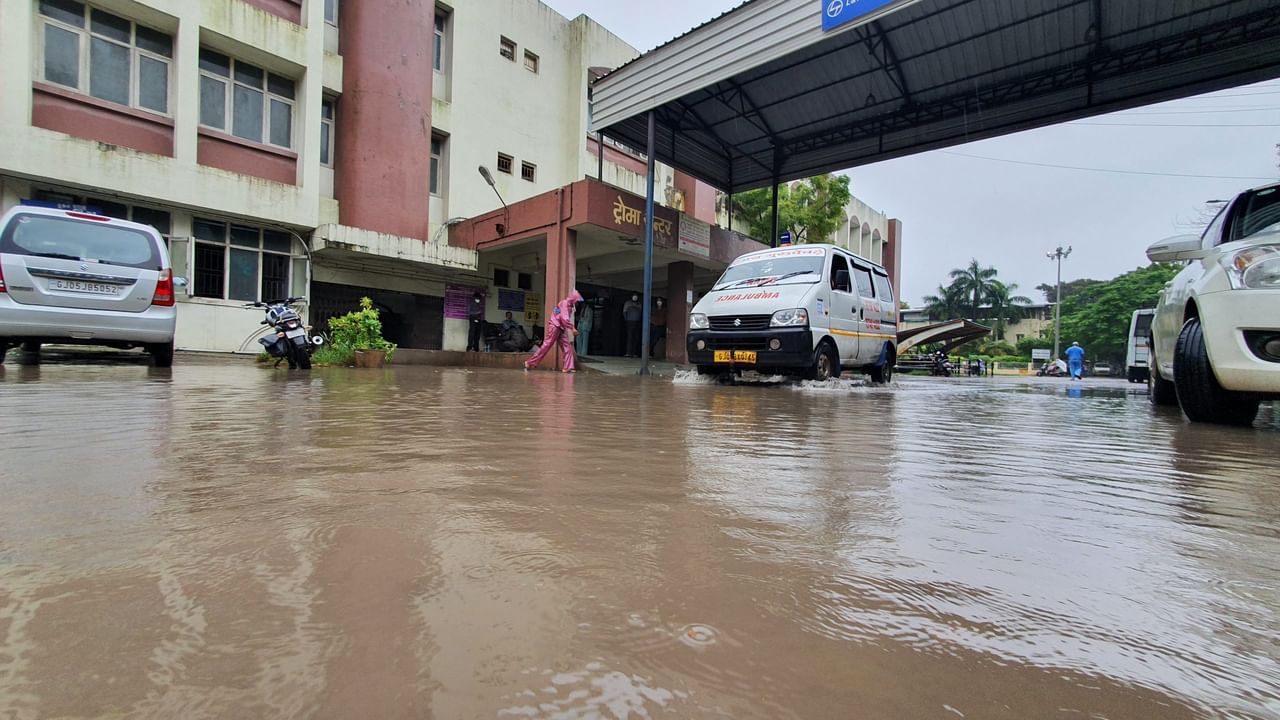 અડધા કલાકના વરસાદમાં સુરતની નવી સિવિલ હોસ્પિટલ પાણી-પાણી, જુઓ VIDEO