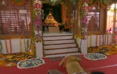 રામમંદિર: ભૂમિપૂજન સ્થળ પર પહોંચ્યા વડાપ્રધાન મોદી, રામલલાને કર્યા દંડવત પ્રણામ