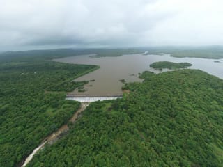 જુઓ વીડિયોઃ ગીરના જંગલની વચ્ચોવચ આવેલ કમલેશ્વર ડેમ છલકાયા સમયનો આકાશી નજારો…