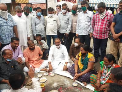 પાટણમાં કોંગ્રેસે ખાડા હવન કરીને સરકારનો કર્યો વિરોધ