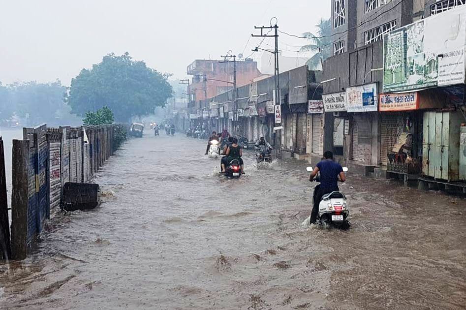 VIDEO: જામનગરના કાલાવડમાં 1 કલાકમાં 1 ઈંચથી વધુ વરસાદ, જાહેર માર્ગો પર ફરી વળ્યા પાણી