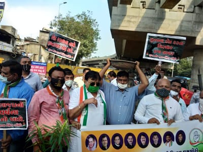 સુરત મહાનગરપાલિકાની ખાડે ગયેલી પ્રિ-મોન્સૂનની કામગીરીનો કોંગ્રેસ દ્વારા અનોખો વિરોધ, જુઓ VIDEO