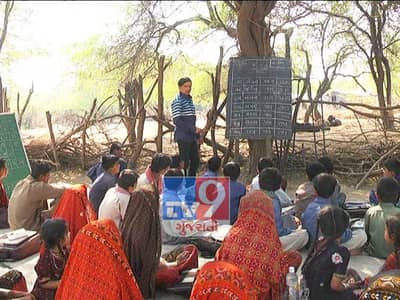 આજે દેશ શિક્ષક દિનની ઉજવણી કરી રહ્યો છે ત્યારે મળો ગુજરાતના આ શિક્ષકને જેણે 40 બાળકોના ભાવિ માટે સુખ સુવિધા અને પરિવારનો ત્યાગ કર્યો