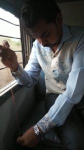 ભરૂચના આંકડા અધિકારીની અનોખી આદત કે જેને લઈને ટ્રેનમાં જોવાય છે તેમની ખાસ રાહ, જાણો કોણ છે આ અધિકારી અને શું હોય છે તેની બેગમાં?