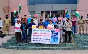 આફ્રિક્રામાં મૂળ ભરૂચના વતનીઓ ઉપર હિંસક હુમલાથી ચિંતીત પરિવારજનોએ કલેકટરને આપ્યુ આવેદનપત્ર આફ્રિક્રામાં મૂળ ભરૂચના વતનીઓ ઉપર હિંસક હુમલાથી ચિંતીત પરિવારજનોએ કલેકટરને આપ્યુ આવેદનપત્ર