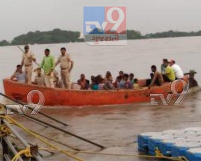 પૂરના પાણીમાં ફસાયેલા કડોડના ગ્રામ્યજનોને નબીપુર પોલીસે બચાવ્યા