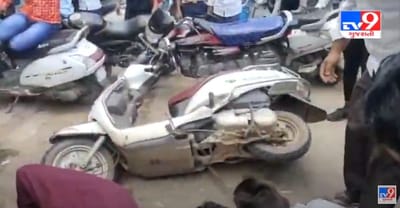 મોડાસાના બજારમાં પાર્ક કરેલા મોપેડમાં ચડ્યો સાપ, મોપેડમાં સાપ જોઈને થઈ નાસભાગ