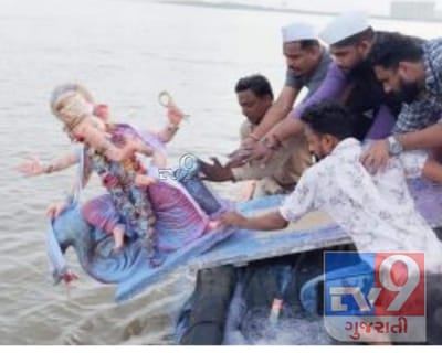 પ્રતિબંધ છતા સુરતના દરિયામાં કર્યુ ગણેશ વિસર્જન, વિસર્જનના ફોટા સોશિયલ મીડિયામા મૂકીને ઉભી કરી મુશ્કેલી